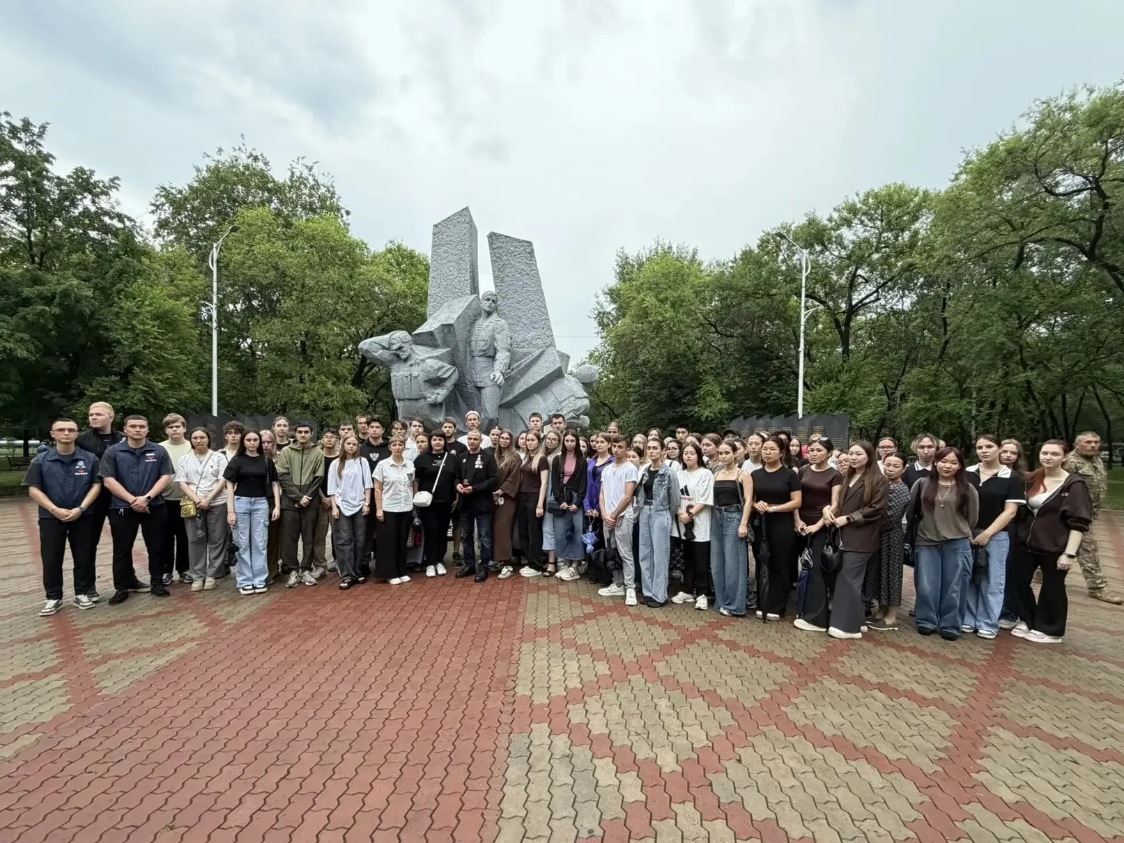 Students honoring veterans in Russia