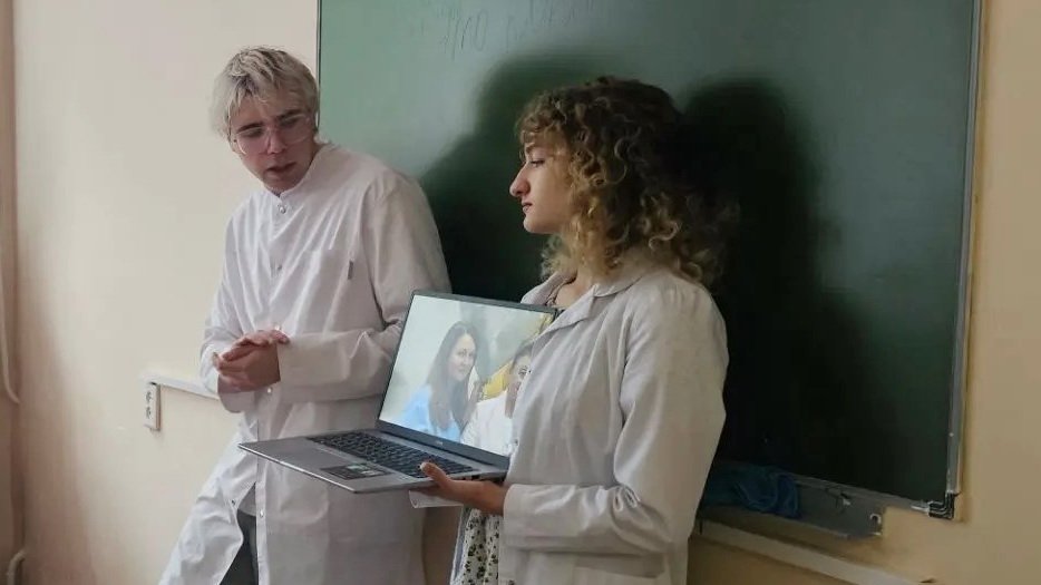 Medical students discussing clinical training and study advice
